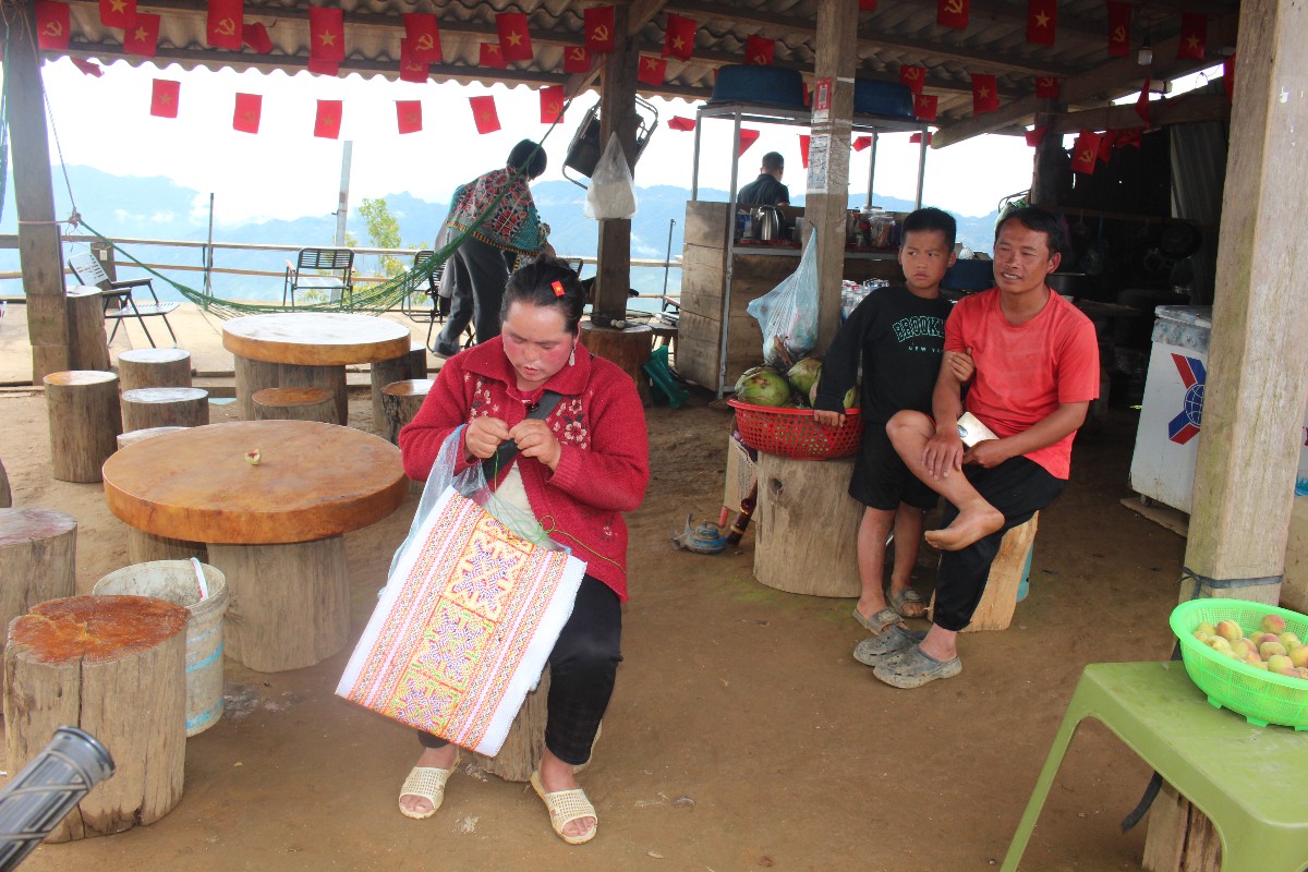 Vợ chồng ông Thào A Tủa trong quán hàng của gia đình. Ảnh: Chu Khôi.