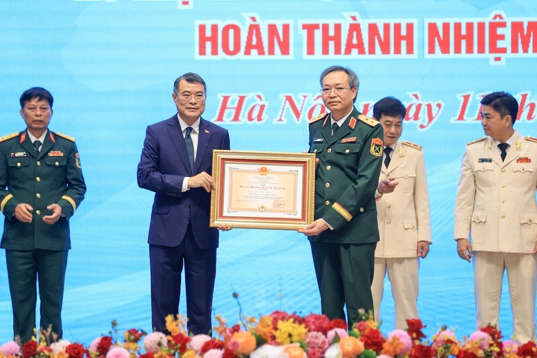 Thủ tướng Lê Minh Hưng trao Huân chương Bảo vệ Tổ quốc hạng Nhì cho Cục Cứu hộ - Cứu nạn (Bộ Tổng Tham mưu) - Ảnh VGP