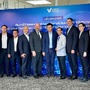 Tổ tư vấn quy tụ 13 chuyên gia trong nước và quốc tế, bao gồm các nhà hoạch định chính sách, chuyên gia tài chính, lãnh đạo các trung tâm tài chính quốc tế và đại diện các tổ chức đầu tư.