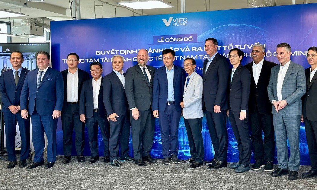Tổ tư vấn quy tụ 13 chuyên gia trong nước và quốc tế, bao gồm các nhà hoạch định chính sách, chuyên gia tài chính, lãnh đạo các trung tâm tài chính quốc tế và đại diện các tổ chức đầu tư.