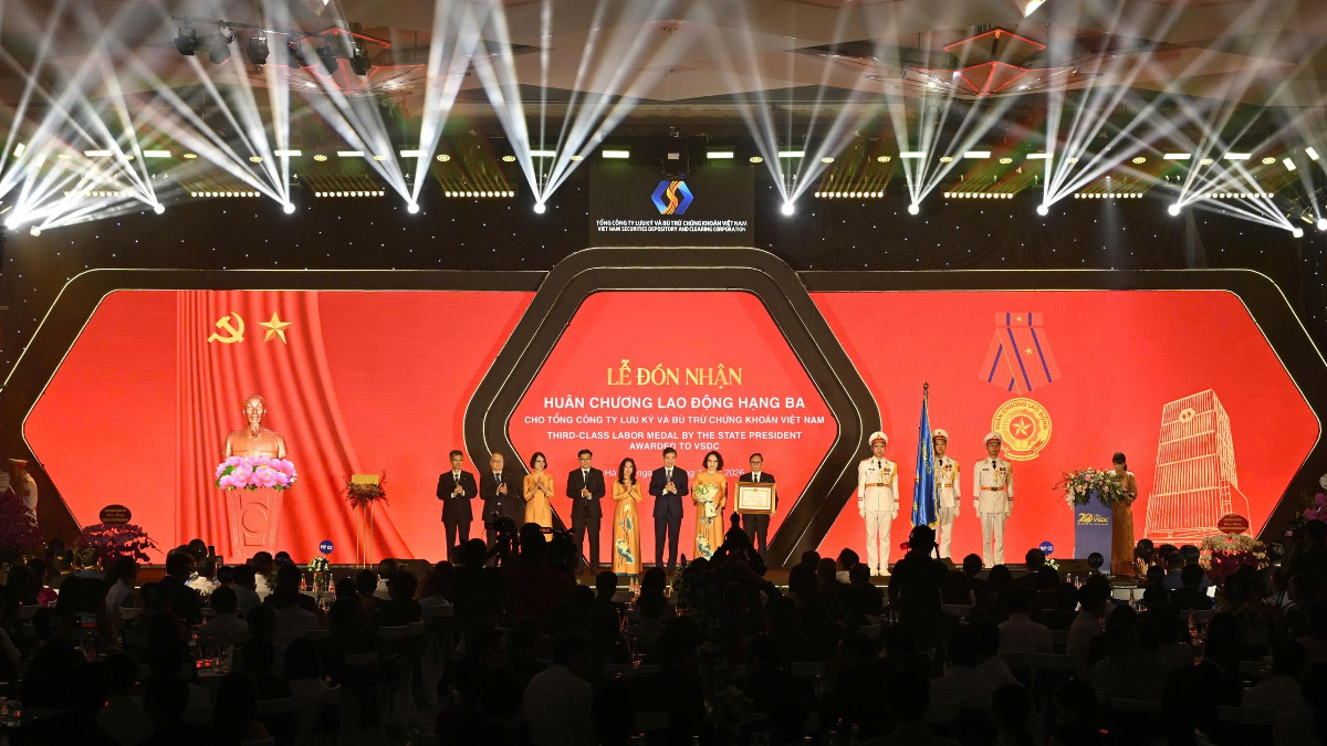 Tổng công ty Lưu ký và Bù trừ Chứng khoán Việt Nam được trao tặng Huân chương Lao động hạng Ba.