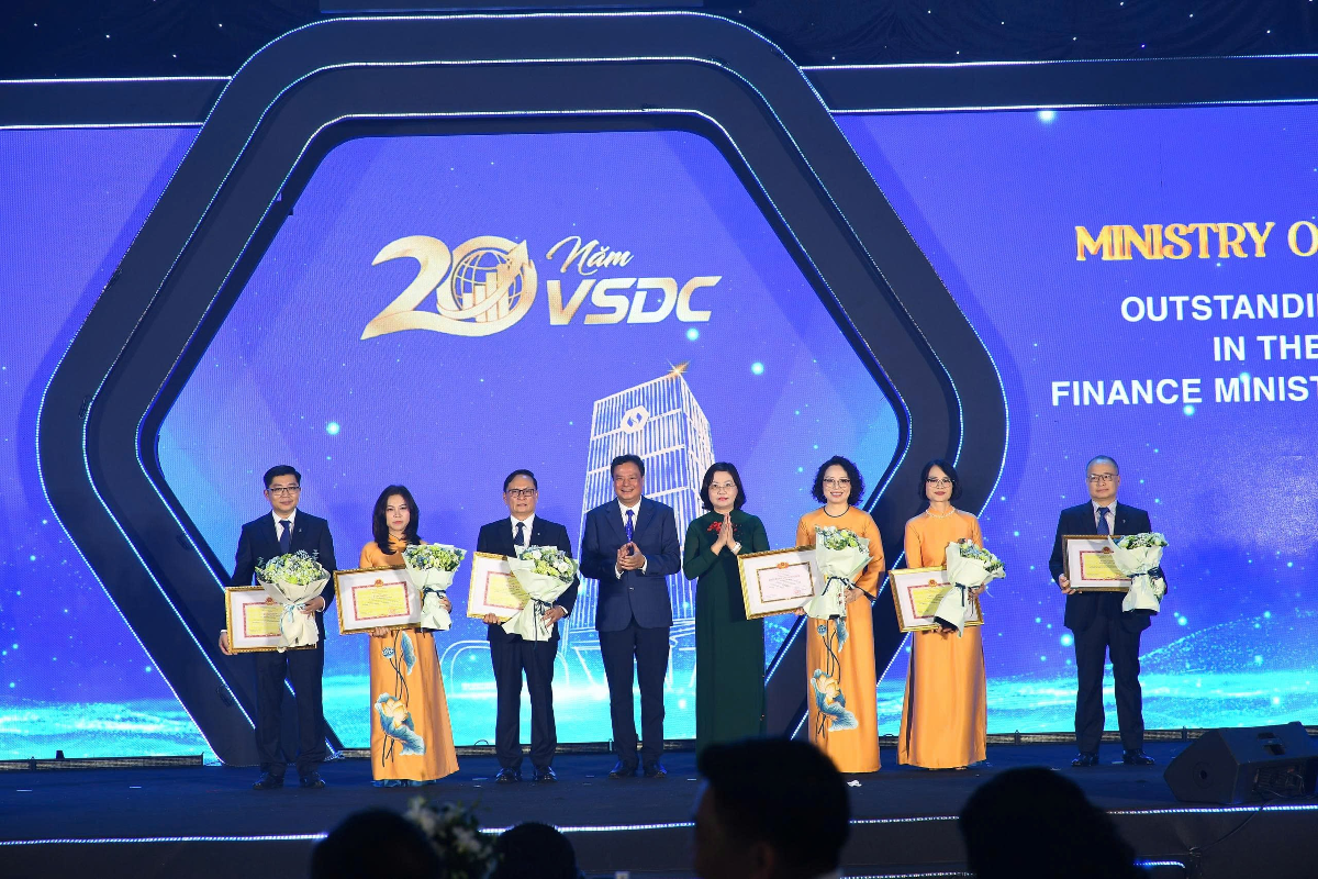 Tập thể và một số cá nhân thuộc VSDC được nhận danh hiệu thi đua, khen thưởng của Bộ Tài chính.
