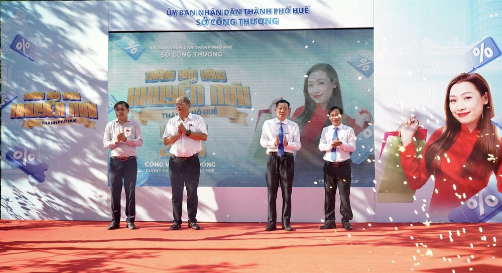 Lãnh đạo thành phố thực hiện nghi thức ấn nút phát động chương trình Tháng bán hàng khuyến mại.