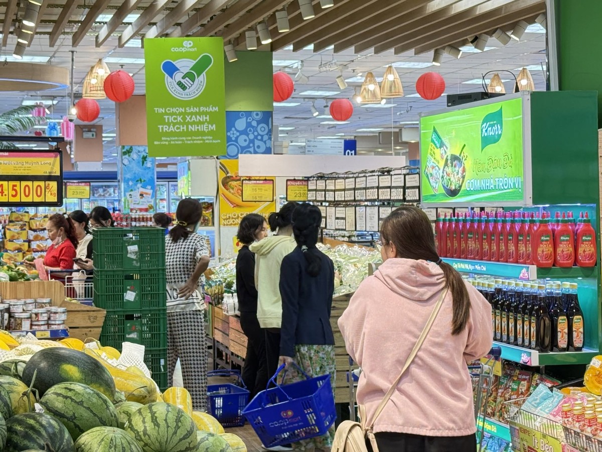 Những quầy kệ gắn logo “Tick xanh trách nhiệm” được đặt ở vị trí nổi bật. Ảnh: CoopMart