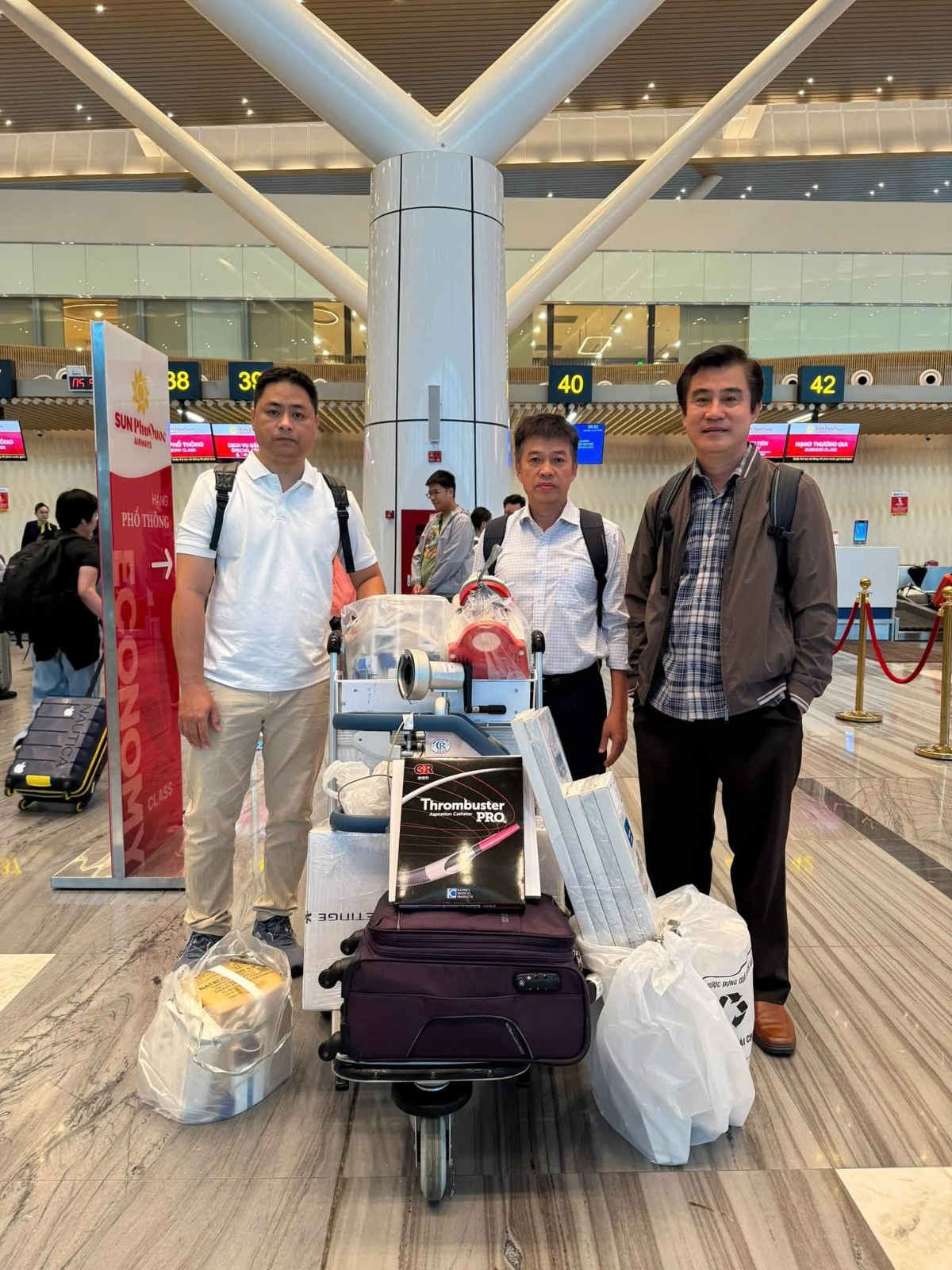 Ekip phản ứng nhanh của Bệnh viện Chợ Rẫy gồm BSCK2 Trần Thanh Linh - Trưởng khoa Hồi sức Cấp cứu (giữa), BSCK2 Lý Ích Trung - Trưởng khoa Tim mạch can Thiệp (phải) và Cử nhân ĐD Nguyễn Đức Trung (trái).