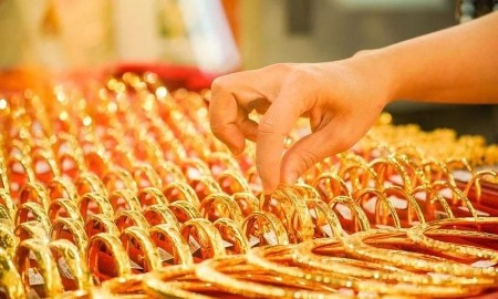 Giá vàng trong nước đồng loạt lao dốc sau phiên bất động