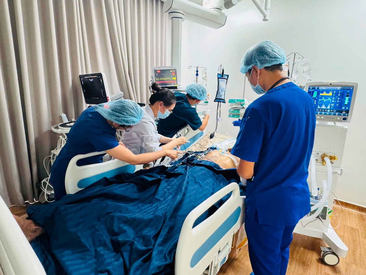 Để sẵn sàng trang thiết bị thiết yếu hồi sức cho bệnh nhân khi cần, các bác sĩ Bệnh viện Chợ Rẫy cũng mang theo máy ECMO.