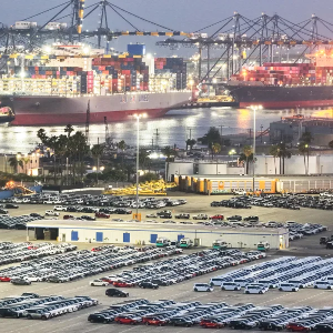 Ô tô nhập khẩu mới được đưa về và tập kết tại bến ô tô ở cảng Los Angeles - Ảnh: Getty Images