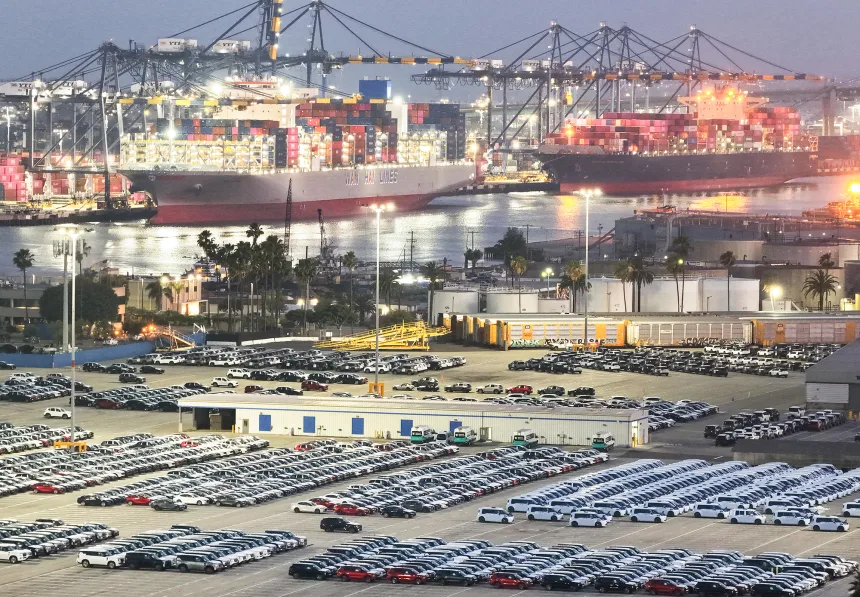 Ô tô nhập khẩu mới được đưa về và tập kết tại bến ô tô ở cảng Los Angeles - Ảnh: Getty Images