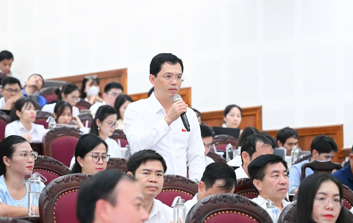 Giám đốc Sở Tài chính Nghệ An Trịnh Thanh Hải trả lời. Ảnh: Cổng thông tin điện tử tỉnh Nghệ An