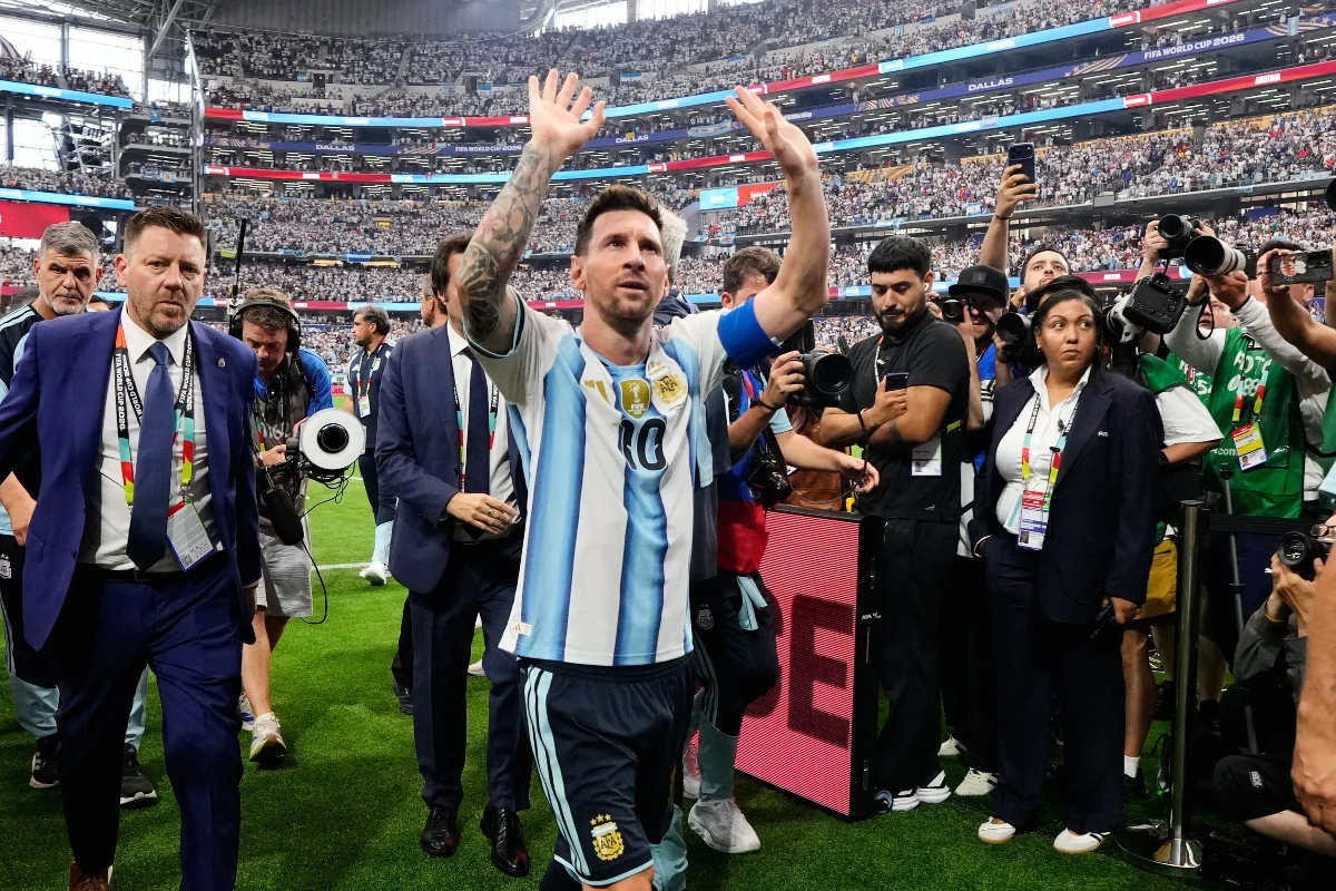 Với bóng đá, Ronaldo, hay Messi là những cái tên hiếm hoi có thể tạo ra hiệu ứng tương tự ở quy mô toàn cầu. Ảnh: Chicago Tribune