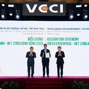 Ông Prasenjit Chakravarti – Giám đốc Khối chiến lược và chuyển đổi Techcombank nhận giải thưởng Top 10 Doanh nghiệp Net Zero 2026. Ảnh Techcombank.