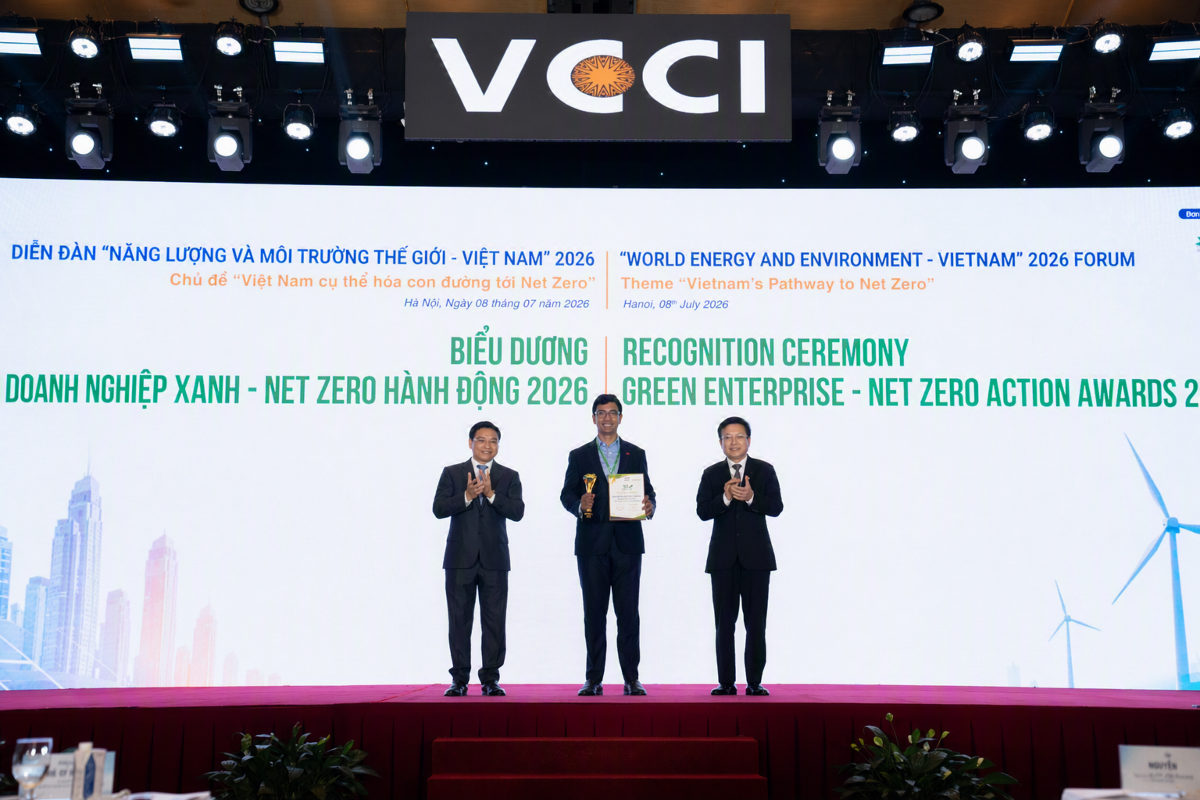 Ông Prasenjit Chakravarti – Giám đốc Khối chiến lược và chuyển đổi Techcombank nhận giải thưởng Top 10 Doanh nghiệp Net Zero 2026. Ảnh Techcombank.