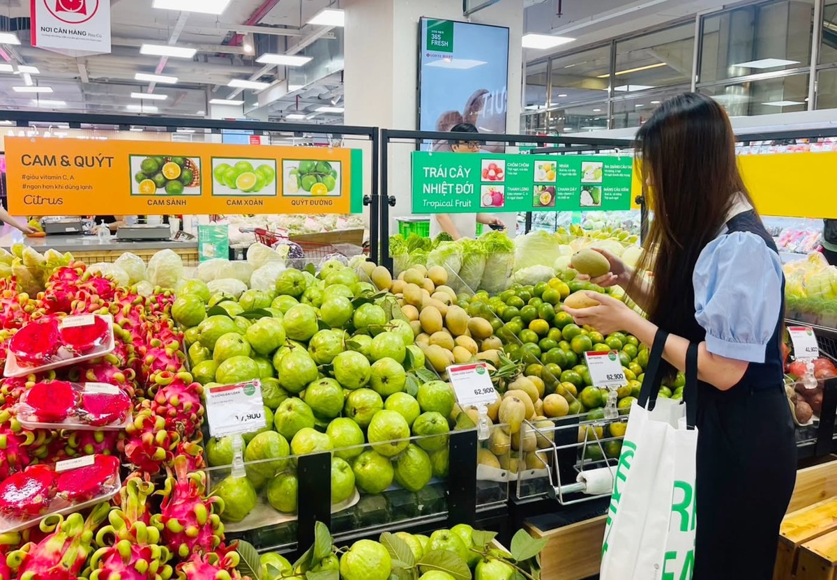 Tại Lotte Mart Việt Nam, 100% túi sử dụng tại siêu thị đã được thay thế bằng túi nilon sinh học tự hủy.