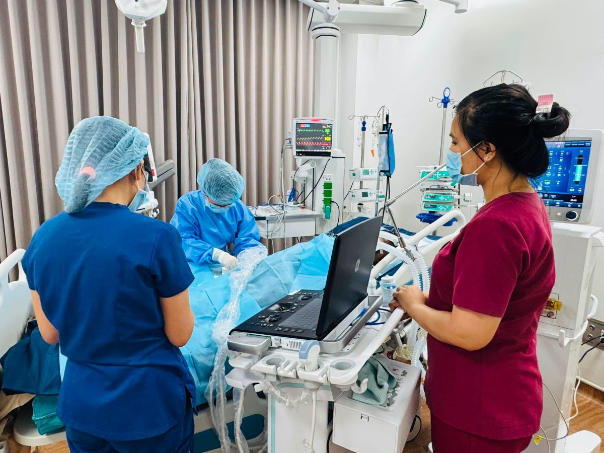 Bệnh nhân cần phải tiếp tục theo dõi nên được chuyển về Bệnh viện Chợ Rẫy (TP.HCM) để điều trị toàn diện.