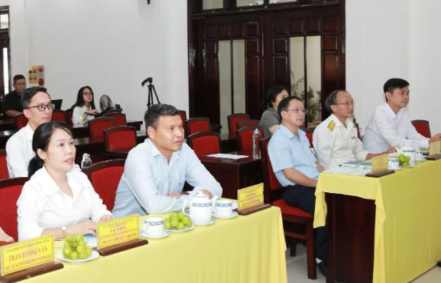 Phó Chủ tịch Thường trực UBND TP. Đà Nẵng,Trưởng ban Chỉ đạo Tổng điều tra kinh tế năm 2026 thành phố Hồ Kỳ Minh (hàng đầu người thứ 2 từ trái sang) chủ trì tại điểm cầu Đà Nẵng. Ảnh VP UBND TP. Đà Nẵng.