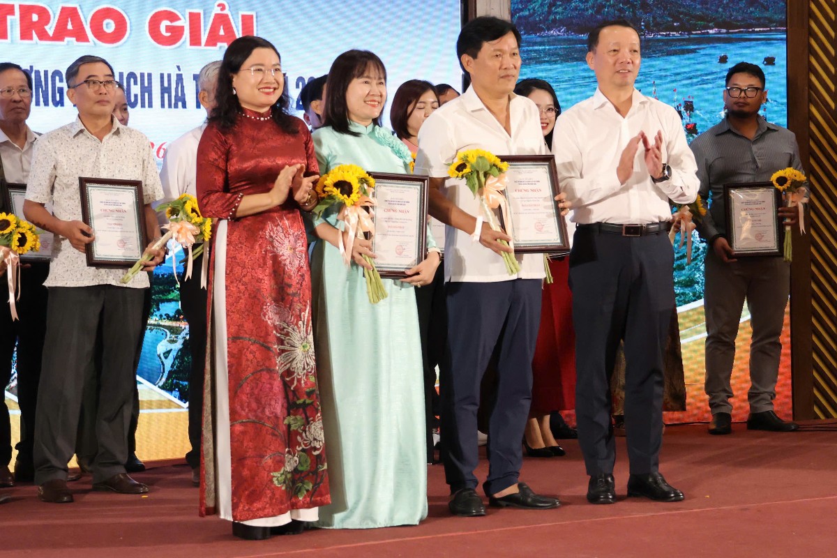 Ban Tổ chức trao giải Cuộc thi "Ảnh đẹp và video clip ấn tượng du lịch Hà Tĩnh" năm 2026.