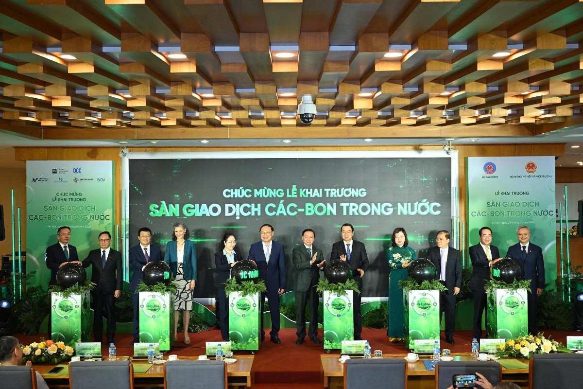 Không dừng lại ở các nghiệp vụ truyền thống, VSDC cũng đang chuẩn bị hạ tầng cho những lĩnh vực mới của nền kinh tế. VSDC đã hoàn thiện và đưa vào vận hành hạ tầng phục vụ thị trường giao dịch tín chỉ carbon, đây là một cấu phần có tiềm năng hỗ trợ mục tiêu tăng trưởng xanh và tạo thêm kênh phân bổ nguồn lực cho nền kinh tế.