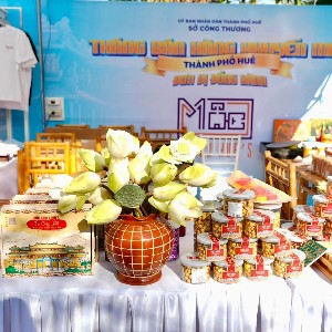 Các sản phẩm OCOP và đặc sản địa phương được giới thiệu đến người tiêu dùng.