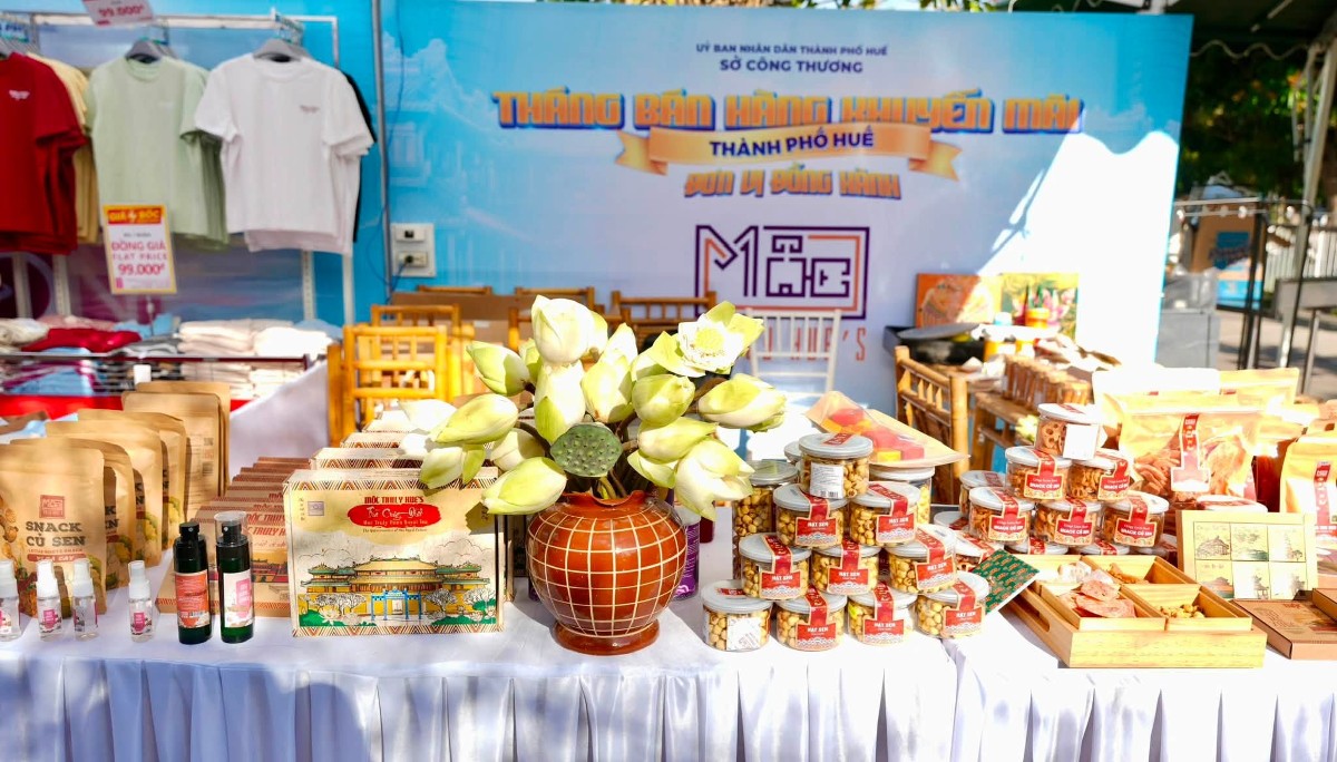 Các sản phẩm OCOP và đặc sản địa phương được giới thiệu đến người tiêu dùng.