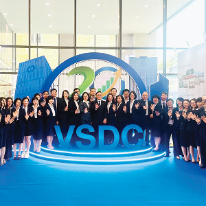 Nhìn lại thành công của thị trường chứng khoán 26 năm qua không thể không kể đến những dấu chân thầm lặng, bền bỉ và những đóng góp tích cực của Tổng công ty Lưu ký và Bù trừ chứng khoán Việt Nam - VSDC.