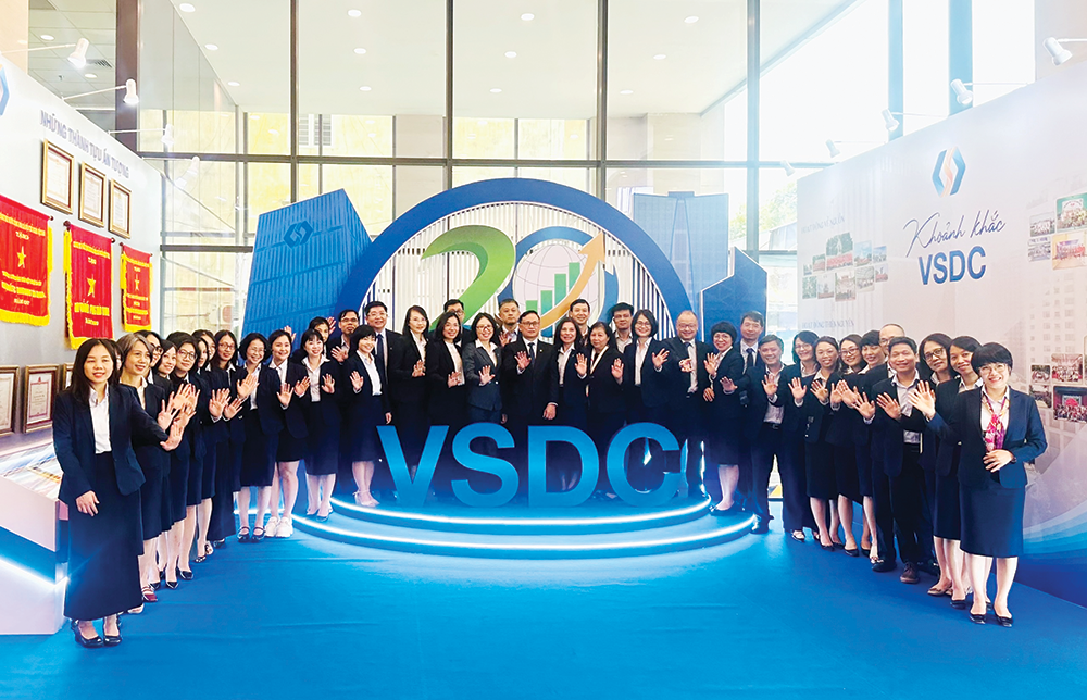 Nhìn lại thành công của thị trường chứng khoán 26 năm qua không thể không kể đến những dấu chân thầm lặng, bền bỉ và những đóng góp tích cực của Tổng công ty Lưu ký và Bù trừ chứng khoán Việt Nam - VSDC.