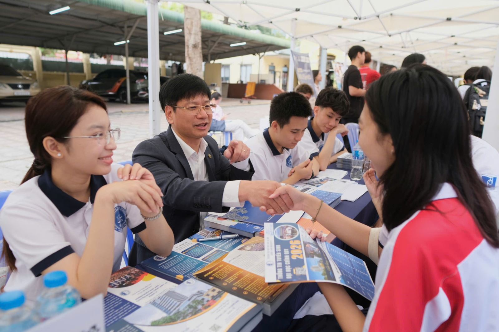 Tăng cường sự tham gia của doanh nghiệp nhằm cập nhật những công nghệ mới nhất và giúp sinh viên tiếp cận sát hơn với yêu cầu của thị trường lao động. Ảnh minh họa