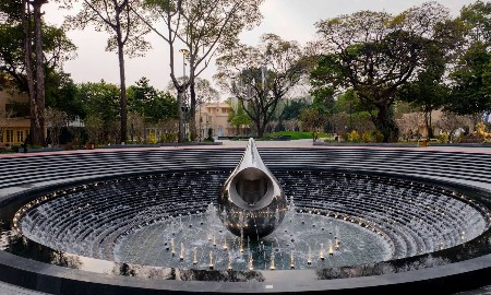 Công viên tưởng niệm nạn nhân Covid-19 có điểm nhấn là tượng đài hình giọt nước với bên trong biểu tượng giọt nước là hình ảnh trái tim biểu tượng của sự tri ân, lòng nhân ái và khát vọng hồi sinh qua thông điệp