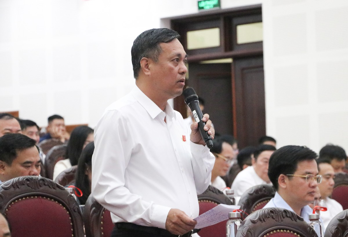 Đại biểu Hoàng Văn Bộ - Bí thư Đảng ủy, Chủ tịch HĐND xã Quỳnh Lưu nêu ý kiến. Ảnh: Cổng thông tin điện tử tỉnh Nghệ An