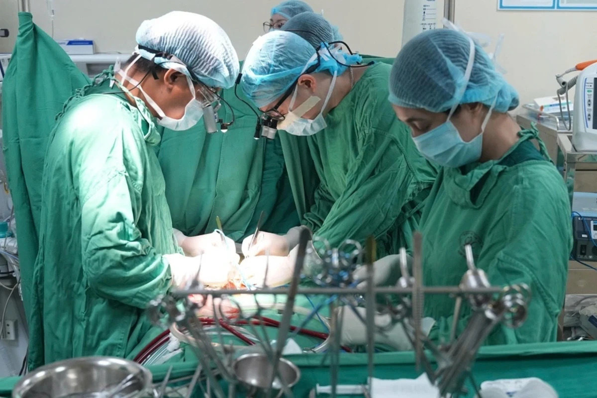 Ca phẫu thuật kéo dài hơn 5 tiếng, bước đầu đã thành công trong việc sửa toàn bộ cấu trúc tim cho trẻ. Ảnh: Bệnh viện tim Hà Nội.