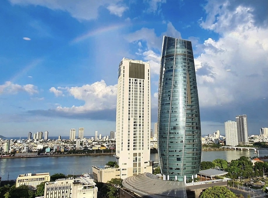 Trung tâm Hành chính Đà Nẵng (tòa nhà bên phải).