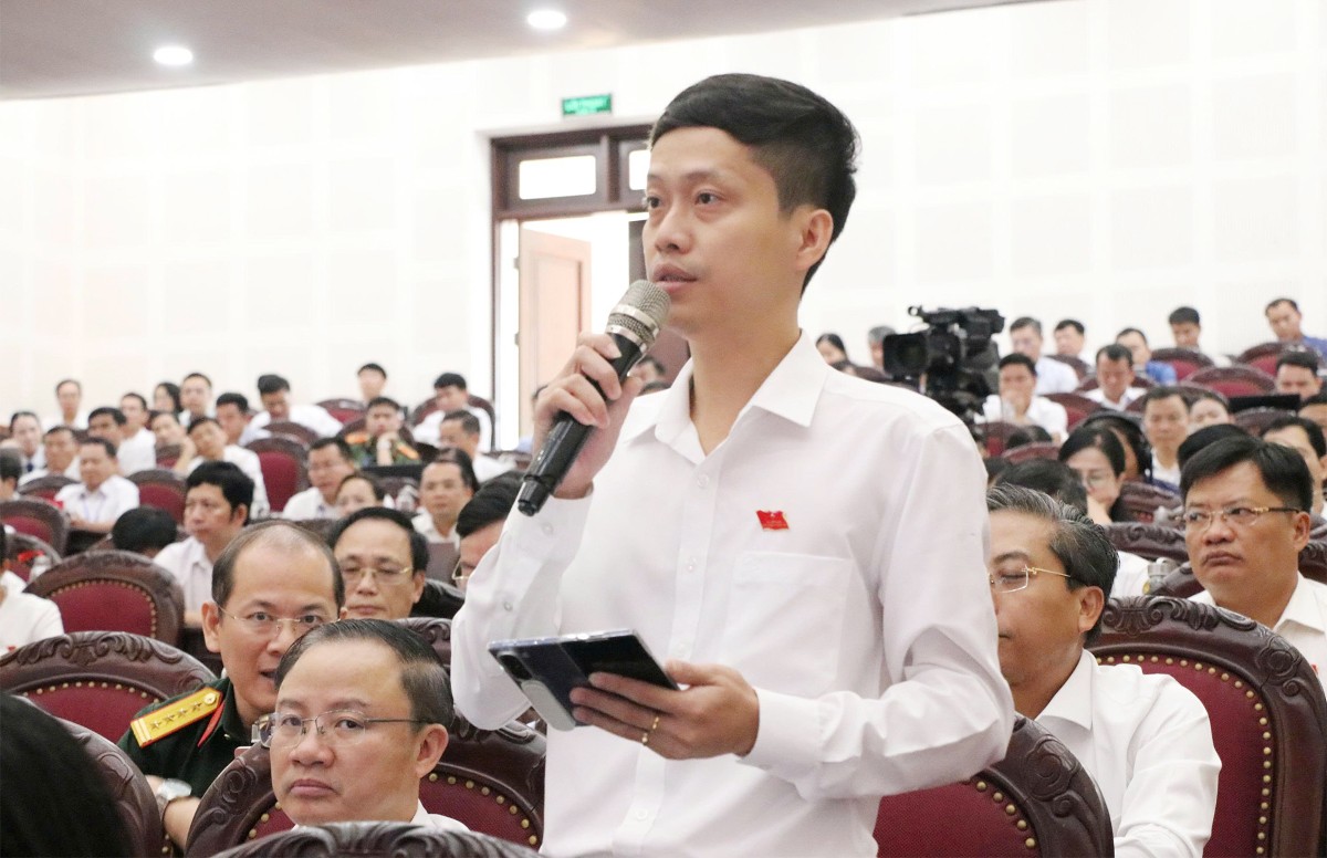Đại biểu Nguyễn Kỳ Thanh – Ban Kinh tế, Ngân sách, HĐND tỉnh Nghệ An nêu câu hỏi. Ảnh: Cổng TTĐT Nghệ An