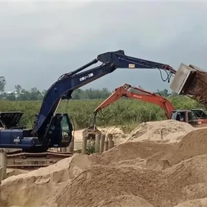 Hà Nội đề xuất cơ chế điều tiết vật liệu xây dựng liên vùng - Ảnh: TTXVN