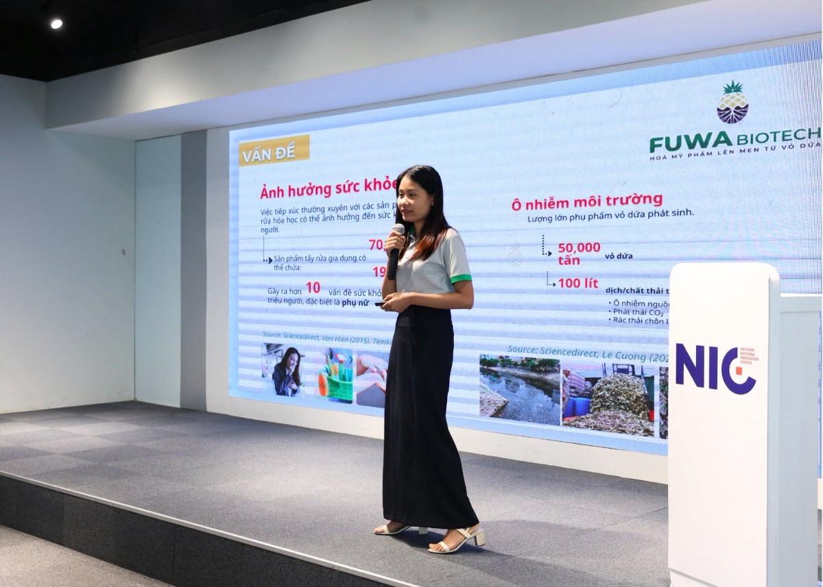 Chị Trần Thị Thanh, Đồng sáng lập thương hiệu nước tẩy rửa Fuwa Biotech trình bày về các kế hoạch kinh doanh và quản trị doanh nghiệp với Hội đồng đánh giá dự án về cơ hội tiếp cận vốn mồi.
