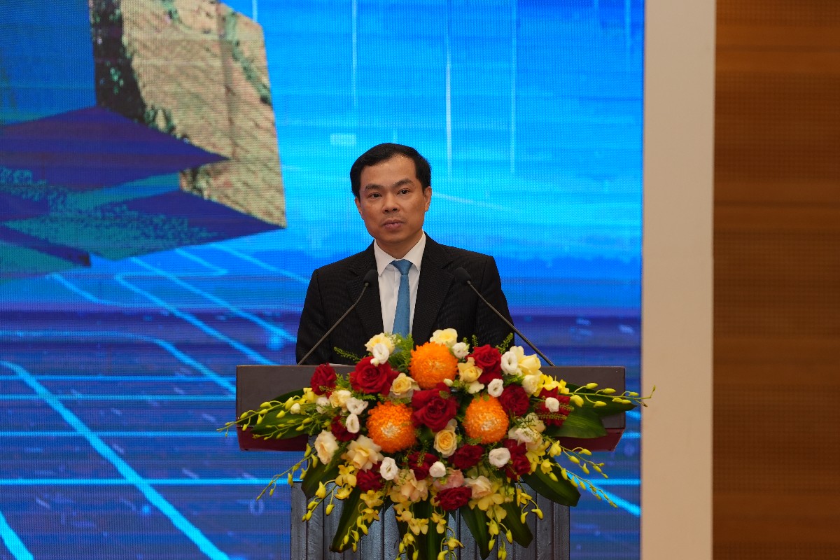 PGS. TS Nguyễn Mạnh Hùng, Phó Giám đốc Học viện Chính trị quốc gia Hồ Chí Minh phát biểu tại diễn đàn. Ảnh: Vũ Khuê.