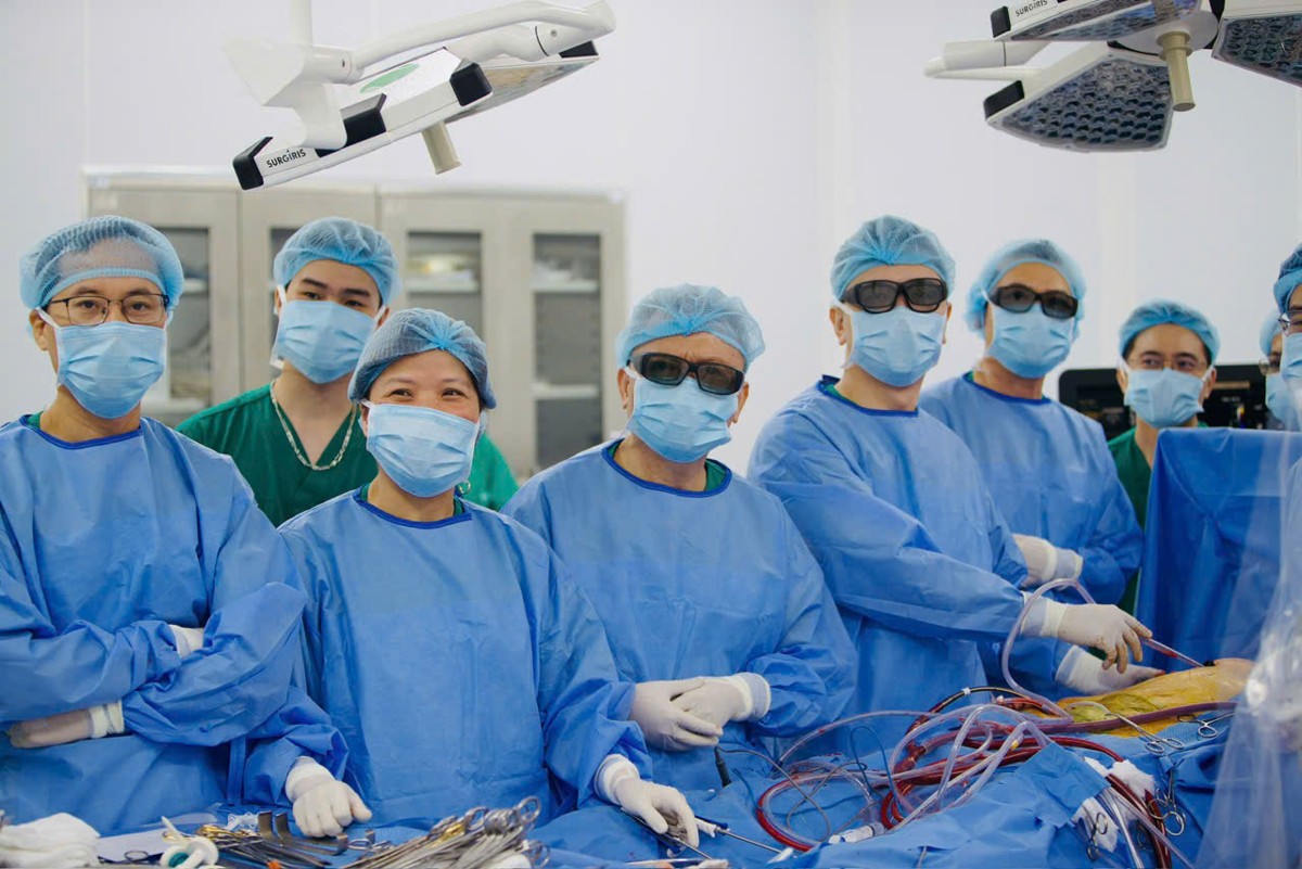 Thay thế cho cuộc đại phẫu nặng nề, các bác sĩ đã quyết định áp dụng kỹ thuật đỉnh cao. Ảnh: Bệnh viện Đại học Y Dược (Đại học Quốc gia Hà Nội)