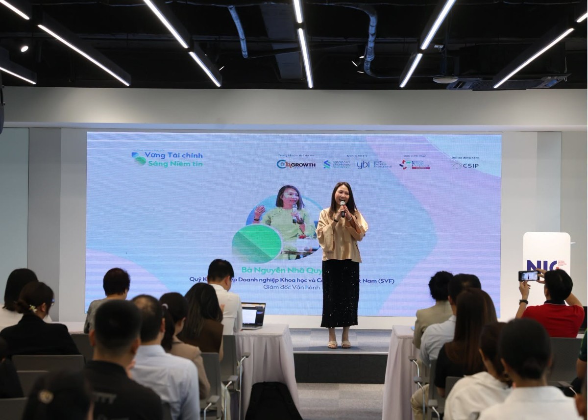 Bà Nguyễn Nhã Quyên, Giám đốc Vận hành Quỹ Khởi nghiệp doanh nghiệp Khoa học và Công nghệ Việt Nam (SVF), chia sẻ tại Lễ Tổng kết & Demo Day của Chương trình Tăng tốc "Vững Tài chính- Sáng niềm tin" khóa 3.