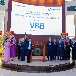 Đại diện Ban Lãnh đạo Vietbank cùng đại diện Sở Giao dịch chứng khoán TP. Hồ Chí Minh thực hiện nghi thức đánh cồng, sáng 14/7.
