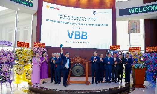 Đại diện Ban Lãnh đạo Vietbank cùng đại diện Sở Giao dịch chứng khoán TP. Hồ Chí Minh thực hiện nghi thức đánh cồng, sáng 14/7.