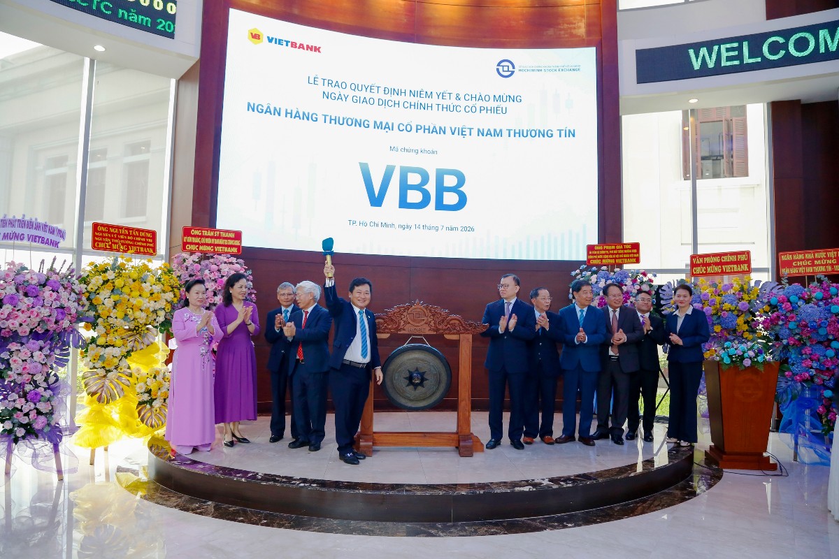 Đại diện Ban Lãnh đạo Vietbank cùng đại diện Sở Giao dịch chứng khoán TP. Hồ Chí Minh thực hiện nghi thức đánh cồng, sáng 14/7.