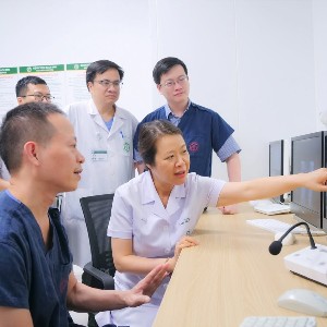 Ngày 10/7, các bác sĩ triển khai thành công kỹ thuật hybrid điều trị phình quai động mạch chủ tại Bệnh viện Bạch Mai cơ sở Ninh Bình. Ảnh: Viện Tim mạch Việt Nam