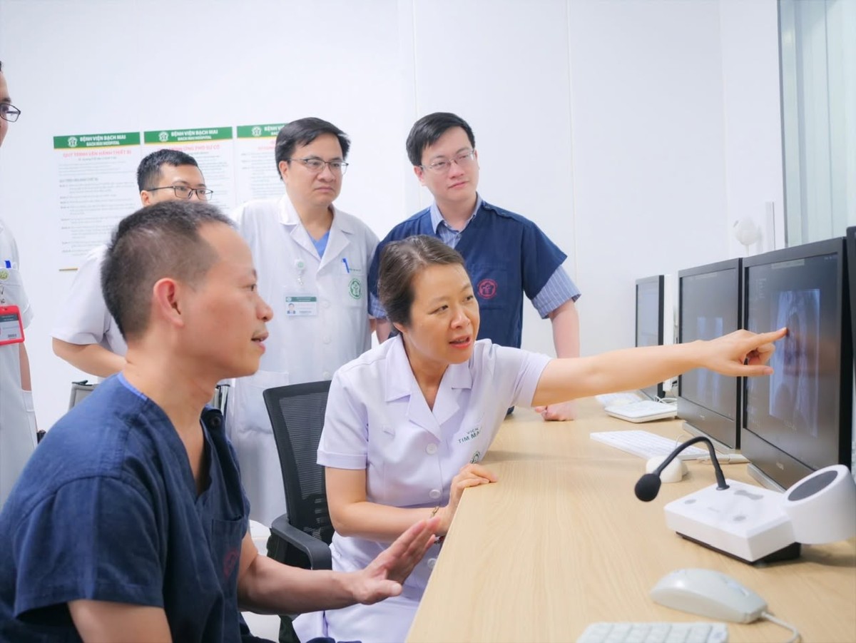 Ngày 10/7, các bác sĩ triển khai thành công kỹ thuật hybrid điều trị phình quai động mạch chủ tại Bệnh viện Bạch Mai cơ sở Ninh Bình. Ảnh: Viện Tim mạch Việt Nam
