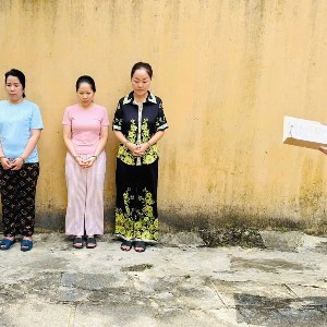 Đối tượng Trần Tiễn Như Nghi mặc áo màu xanh, đối tượng Nguyễn Thị Liên mặc áo màu hồng (chủ tiệm vàng Ngọc Tâm), đối tượng Hoàng Thị Thanh Nga mặc áo màu đen hoa vàng (chủ tiệm vàng Ngọc Châu Âu) - Ảnh: Công an cung cấp