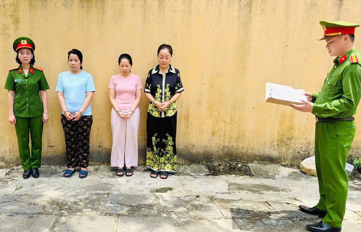 Đối tượng Trần Tiễn Như Nghi mặc áo màu xanh, đối tượng Nguyễn Thị Liên mặc áo màu hồng (chủ tiệm vàng Ngọc Tâm), đối tượng Hoàng Thị Thanh Nga mặc áo màu đen hoa vàng (chủ tiệm vàng Ngọc Châu Âu) - Ảnh: Công an cung cấp