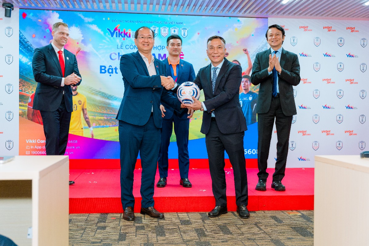 Tổng Giám đốc Vikki, ông Trần Xuân Huy nhận bóng lưu niệm từ đại diện AFF tại lễ công bố hợp tác. Ảnh: Vietjet