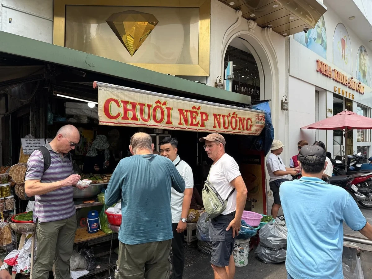 Tour duy trì quy mô nhóm nhỏ, ưu tiên trải nghiệm gần gũi, để mỗi thực khách có thể vừa ăn, vừa nghe câu chuyện văn hóa phía sau từng món ăn. Ảnh: Saigon Vibes