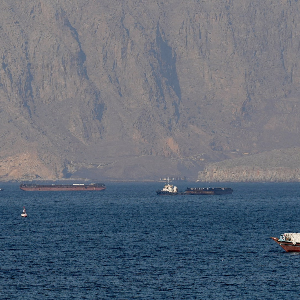 Các tàu chở hàng thương mại và tàu chở dầu neo đậu tại Vịnh Oman, ngoài khơi thành phố Muscat, Oman, ngày 21/6 - Ảnh: Getty Images