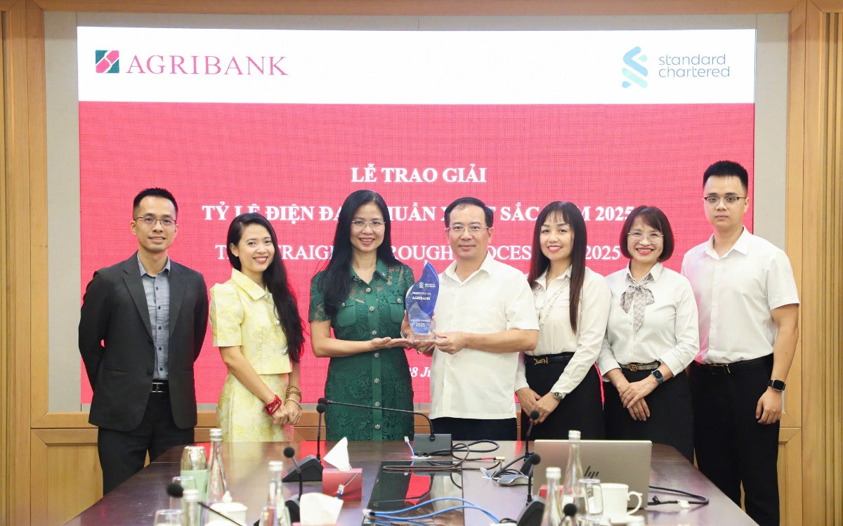 Đại diện Agribank và Standard Chartered tại buổi làm việc. Ảnh: Agribank.