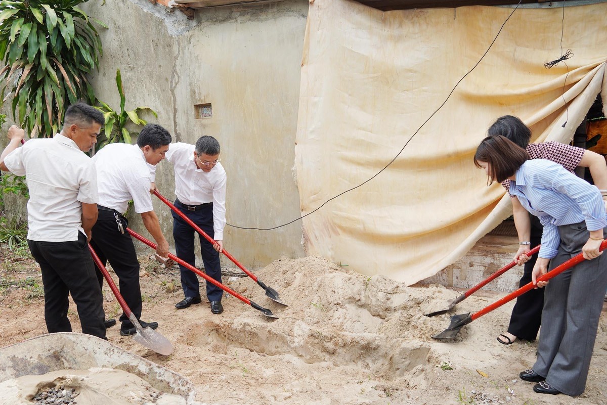 Phó Chủ tịch UBND tỉnh Quảng Trị Phan Phong Phú và các đại biểu thực hiện nghi thức khởi công xây dựng nhà ở cho bà Trần Thị Hạnh. Ảnh: Hồng Mến