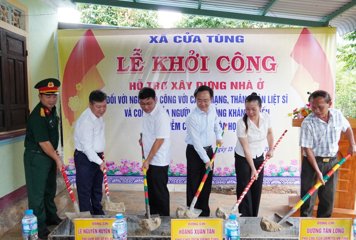 Phó Chủ tịch UBND tỉnh Quảng Trị Hoàng Xuân Tân dự lễ khởi công sửa chữa nhà ở cho gia đình hoạt động kháng chiến bị nhiễm chất độc hóa học tại xã Cửa Tùng. Ảnh: Hồng Lựu